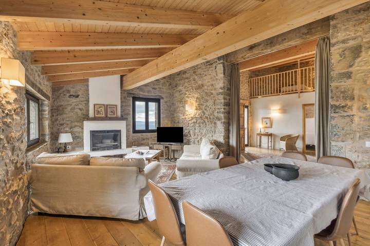 Holiday Home 'La Calma' with Mountain Views, Shared Garden and Wi-Fi in Ogassa, Katalonske Pyrenæerne