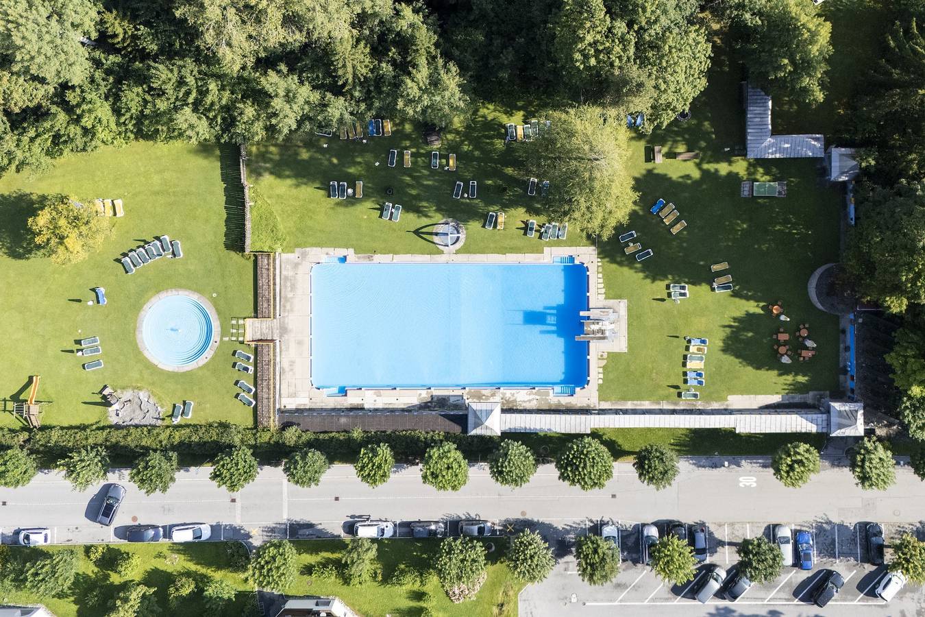 Ganze Wohnung, Chasa Valambrun 1001: Hochwertig renovierte 2½-Zimmerwohnung gleich beim Golfplatz in Vulpera, Tarasp