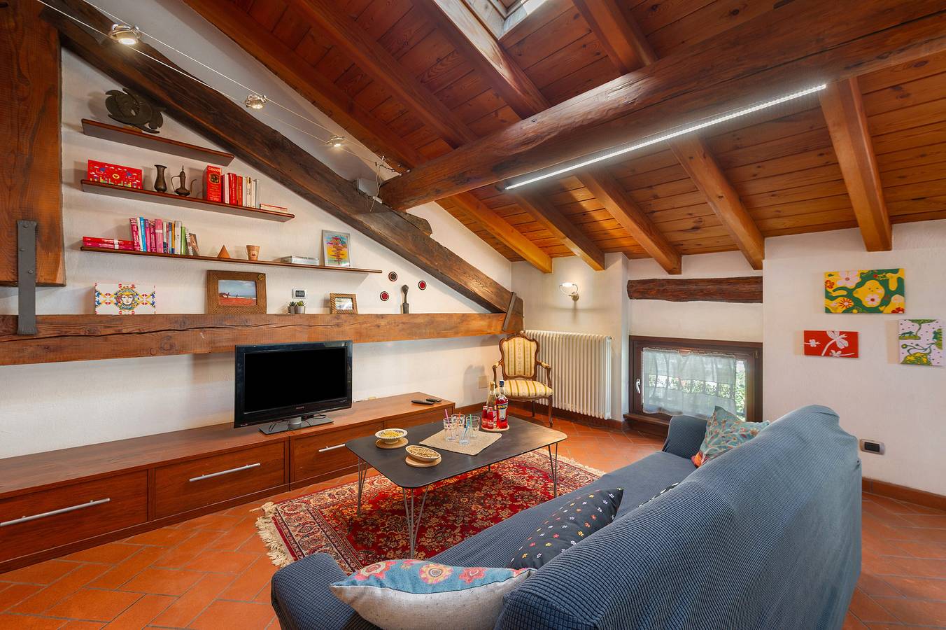 Apartamento entero, Apartamento 'La Mansarda Del Viaggiatore' con vistas a la montaña, terraza privada y Wi-Fi in Pont-Saint-Martin (Aosta), Comune di Pont-Saint-Martin