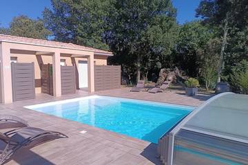 Gîte pour 2 personnes, avec piscine ainsi que jacuzzi et jardin à Saint-Martin-de-Londres