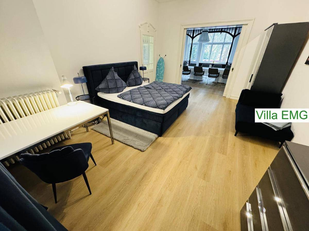 Ferienhaus Villa Emg Velbert nah Düsseldorf Essen Dortmund, Familien Gruppen bis 27 Personen, 3 Küchen, Kaminofen, Terrasse in Langenberg (Velbert), Velbert