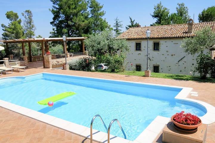 Casa vacanza per 10 persone, con giardino e piscina, con animali domestici - 1