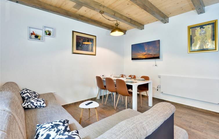 Geräumige Ferienwohnung mit WLAN, Pool, Terrasse und Parkplatz in Zagreb und Umgebung