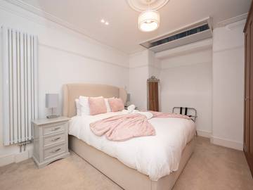 Vacation Rental for 8 Guests in Downtown, London, Picture 2