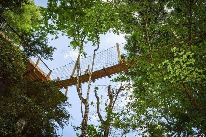 Cabane en bois pour 2 personnes, avec Balcon et Jacuzzi ainsi que Terrasse et Jardin