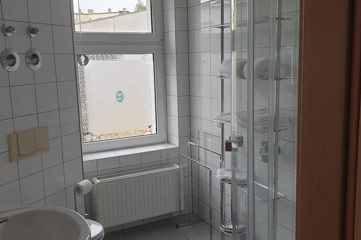 Ganze Wohnung, 2 Zimmer-Wohnung am Landesmuseum für Vorgeschichte Triftstr. 34 06114 Halle in Halle, Saale-Unstrut