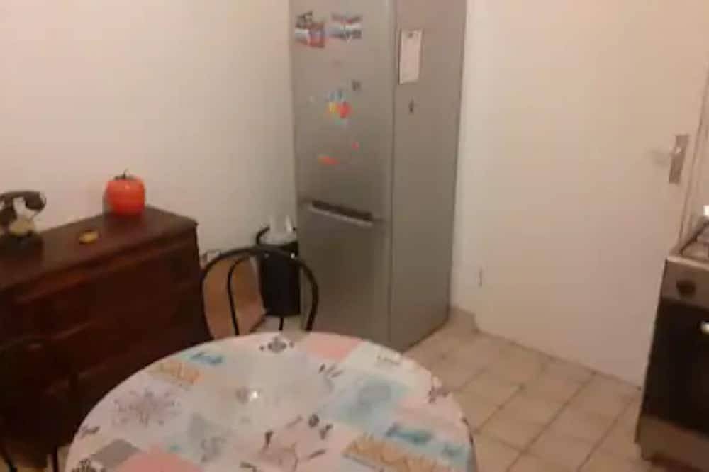Appartement entier, Appartement de 50m2  simple et calme au dernier étage in L'Isle-d'Abeau, Région de La Tour-du-Pin
