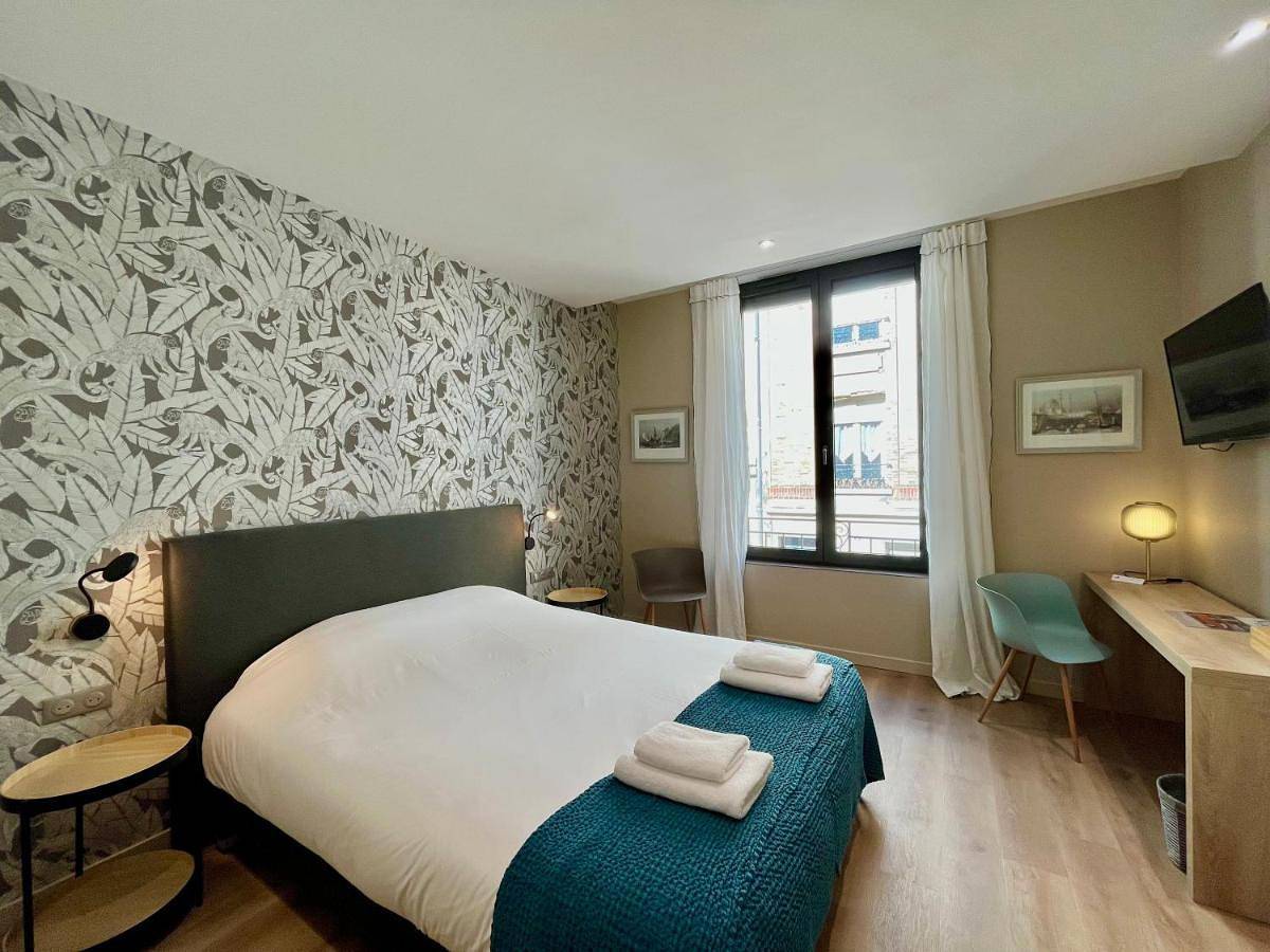 Double Room with Private External Bathroom in Reims, Marne