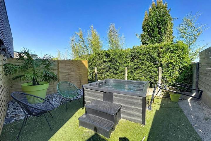 Location de vacances pour 15 personnes, avec Balcon et Jacuzzi ainsi que Terrasse et Jardin à Villedieu-les-Poêles - 3