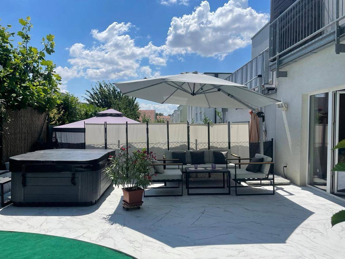 City-Oasis with 3 bedrooms, garden, jacuzzi, gym, fireplace, close to U1, city center & airport in Wien, Donau Niederösterreich