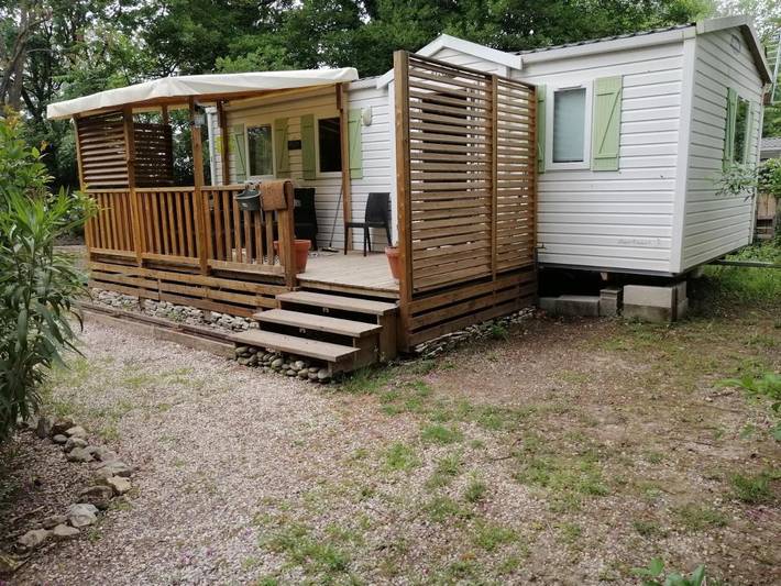 Camping pour 4 personnes, avec piscine et vue ainsi que jardin et terrasse