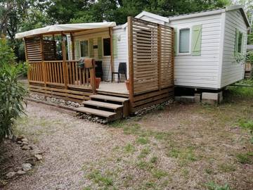 Camping pour 4 personnes, avec piscine et vue ainsi que terrasse et jardin à La Roque-d'Anthéron