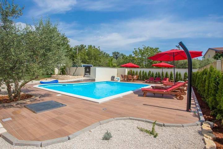 Ferienwohnung für 4 Personen, mit Balkon und Garten sowie Pool in Porec und Umgebung