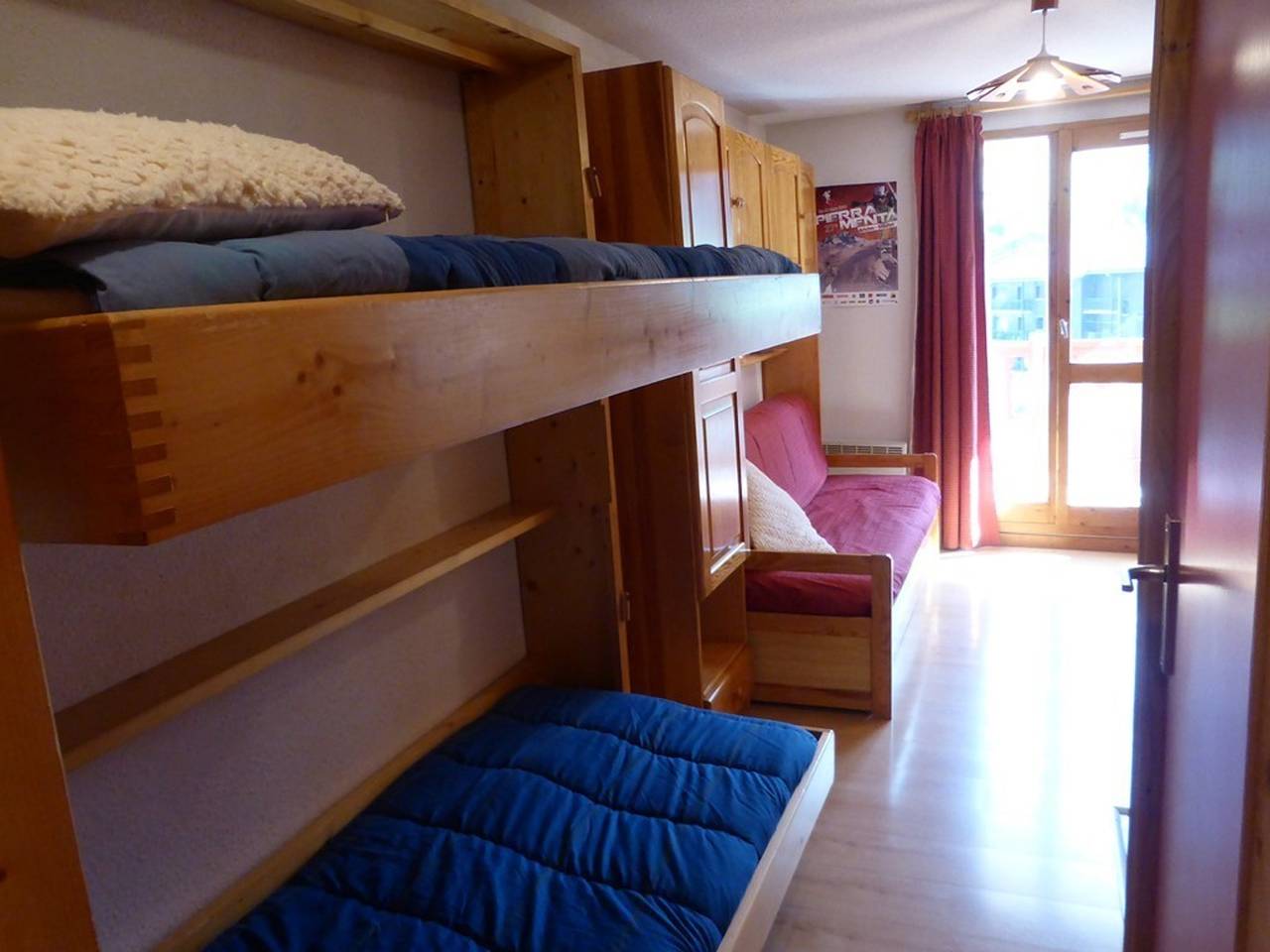 Appartement entier, Charmant T2 cabine 4 pers, centre-village, proche pistes et commerces, balcon sud, piscine l'été in Arêches, Beaufort (Rhône-Alpes)