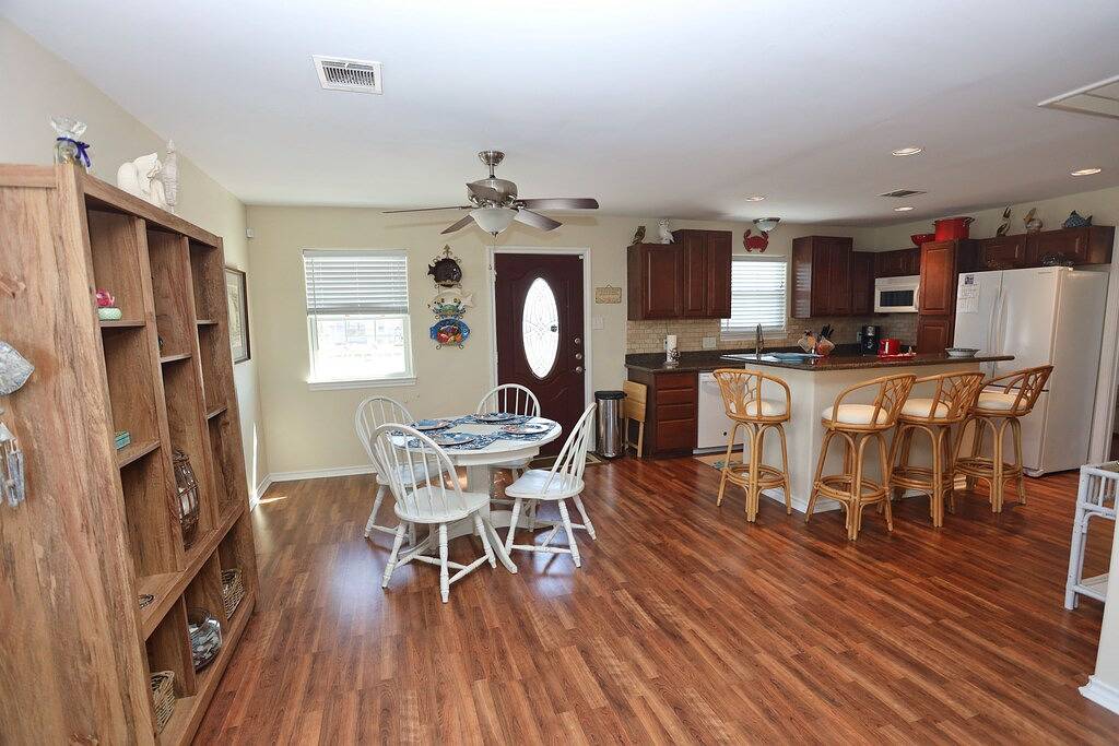 Stroll the Beach! Relaxing Home 7 Min Walk to Beach+ Outdoor Space in Crystal Beach, Galveston County