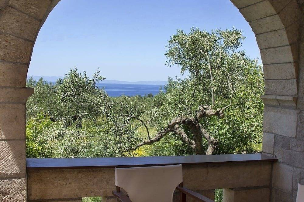 Traditionelles Ferienhaus in der Ruhe des Olivenhains in Stoupa, Messenien