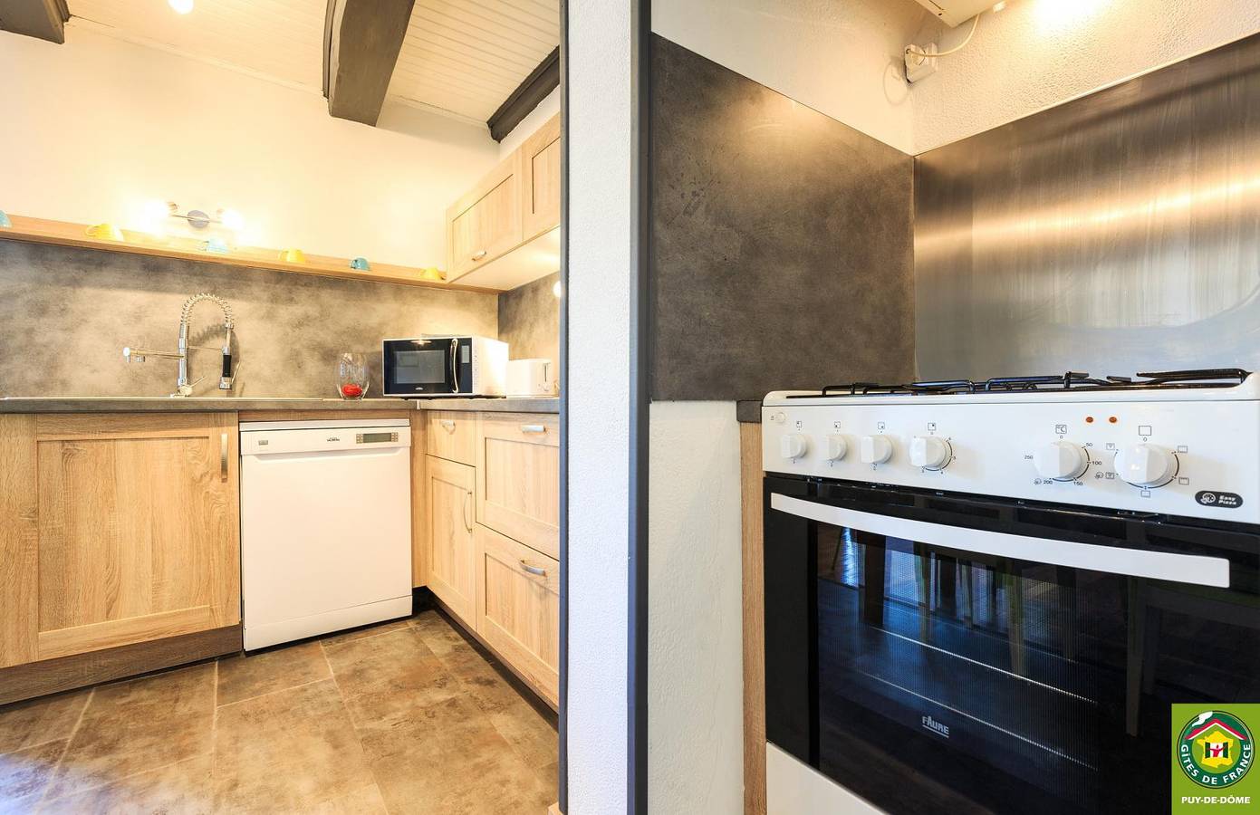 Fermette Auvergnate in La Tour-d'Auvergne, Parque Natural Regional Volcans d'Auvergne