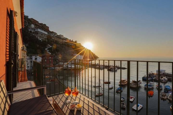 Ferielejlighed for 4 personer, med balkon/terrasse og havblik, husdyr tilladt i Sorrento