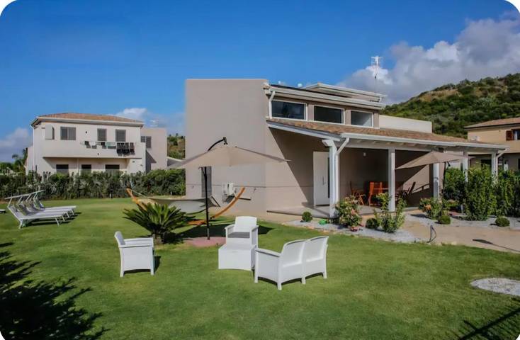 Villa con piscina per 8 persone, con panorama e giardino nonché piscina e sauna a Campofelice di Roccella