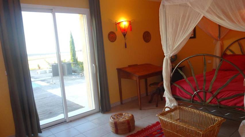 Location de vacances pour 2 personnes, avec jardin et terrasse ainsi que vue et piscine à Sepmes - 4