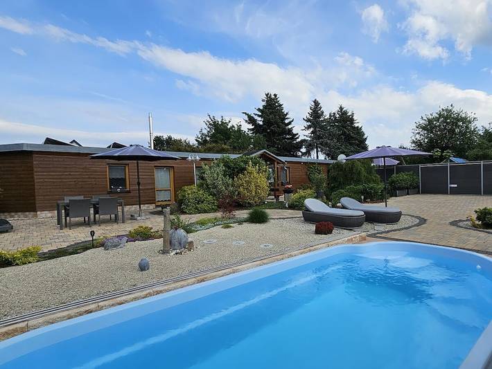 Ferienhaus für 4 Personen, mit Whirlpool und Terrasse sowie Garten und Pool
