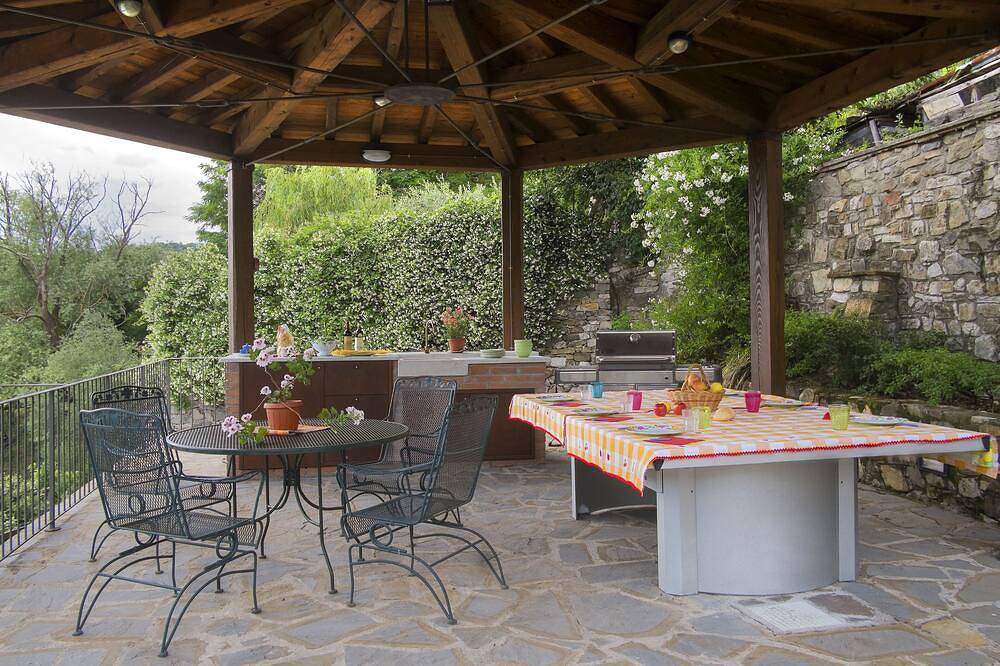 Historische Villa, privater Pool und Garten, Außenküche / Esszimmer, Wlan, im Dorf in Bagnone, Nationalpark Toskanisch-Emilianischer Apennin