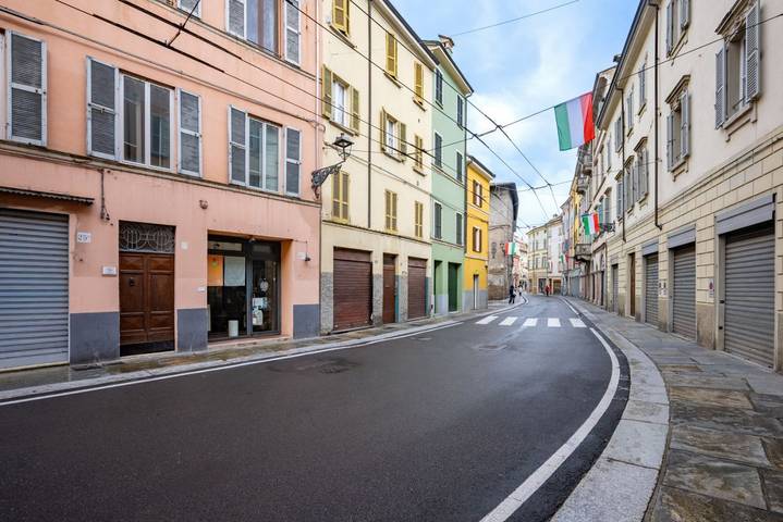 Apartamento entero, GuestHost - Stylish & Elegant Parma Apartment 5 in Oltretorrente (Parma), Parma