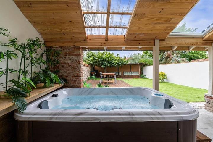 Appartement de vacances pour 4 personnes, avec terrasse ainsi que jardin et jacuzzi