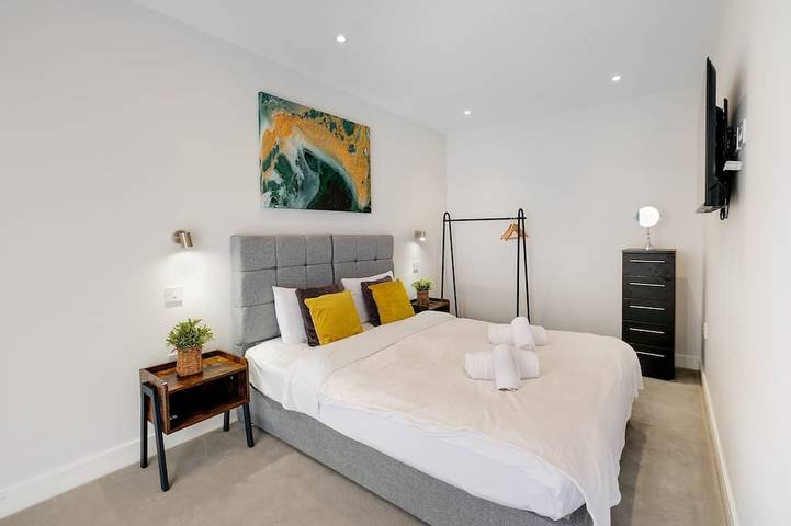 Luxury Hillside Home in Purley with Ensuites, Balconies & Garden in Croydon, London