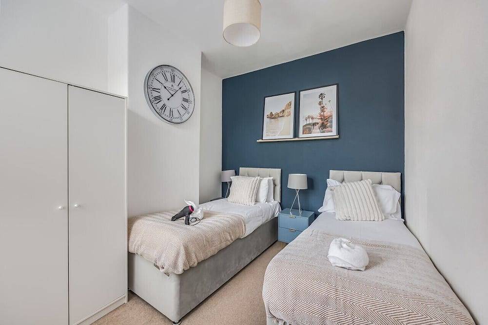 Stylish House with Pool Table, Free Parking, Fast Wifi and Smart Tvs by Yoko Property in Northampton, Northamptonshire