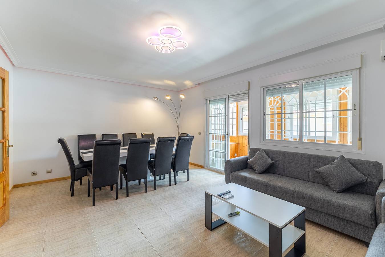 Chalet adosado, hasta 12 personas, Piscina, Bar-Bq in Loeches, Provincia de Madrid