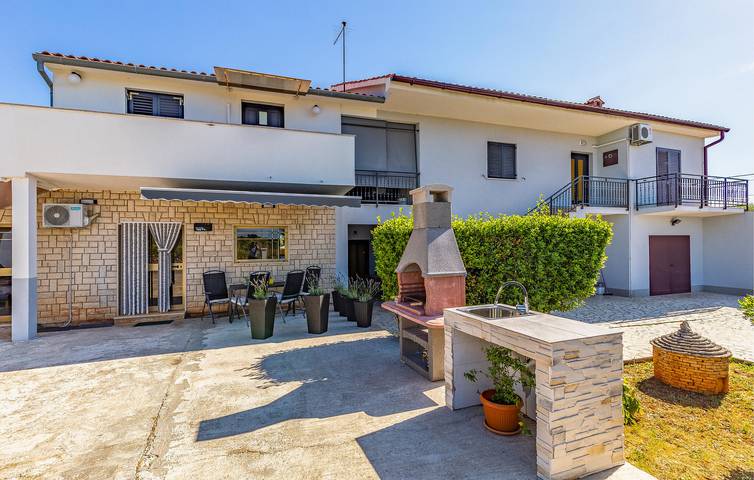 Ganze Ferienwohnung, Gemütliche Ferienwohnung mit Terrasse, 1,5 km zur Küste und 300 m zu Restaurants in Marčana, Südküste Istrien