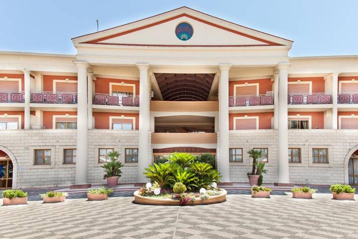 Resort per 4 persone, con Balcone e Idromassaggio nonché Terrazza e Giardino in Basilicata