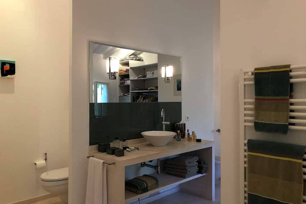 Une villa avec piscine privée et un beau jardin dans le triangle d'or. in Cabrières-d'Avignon, Parc naturel régional du Luberon