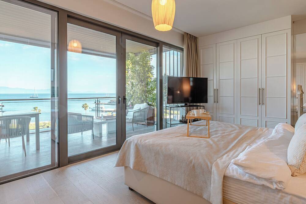 Luxurious Beachfront Flat with Hotel Amenities Inside a 5-Star Resort in Bodrum, Türkische Ägäis