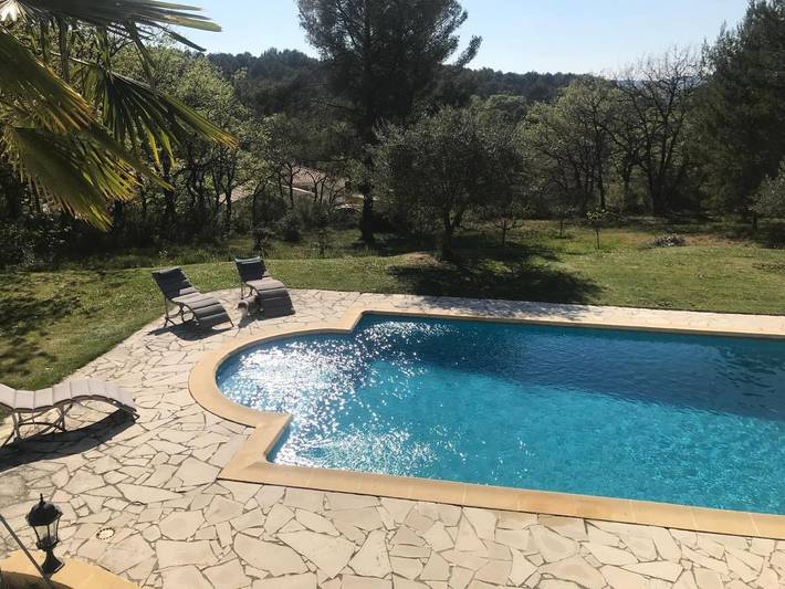 Location de vacances pour 6 personnes, avec vue ainsi que piscine et balcon à Meyrargues - 3