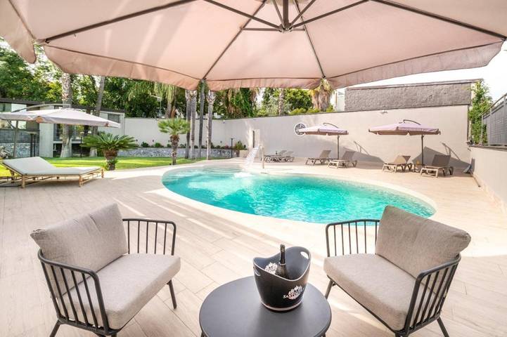 Chalet para 6 personas, con Jacuzzi y Terraza además de Jardín y Piscina en Catania