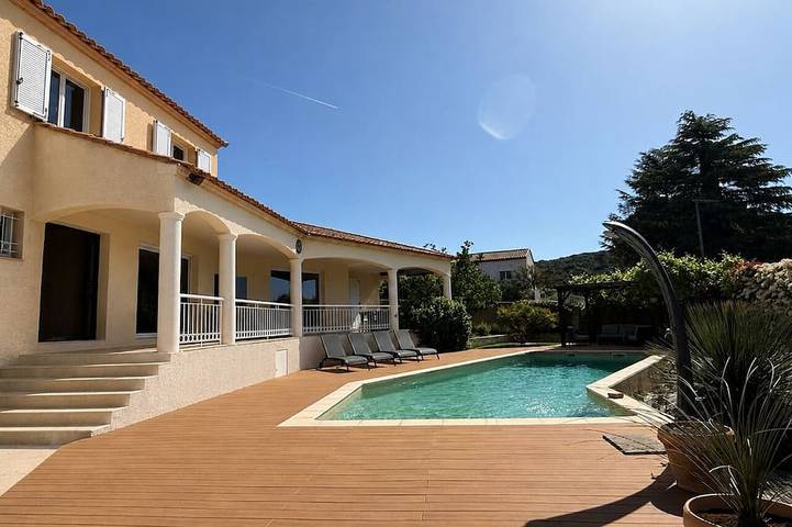 Location de vacances pour 10 personnes, avec jardin et terrasse à Vailhauquès