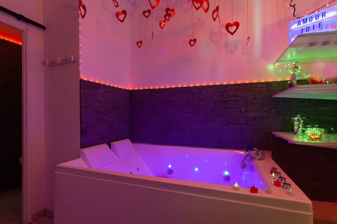 Studio entier, Studio "Love Room Avec Balnéo" avec bain à remous, terrasse privée et Wi-Fi in Toulon, Côte méditerranéenne (France)