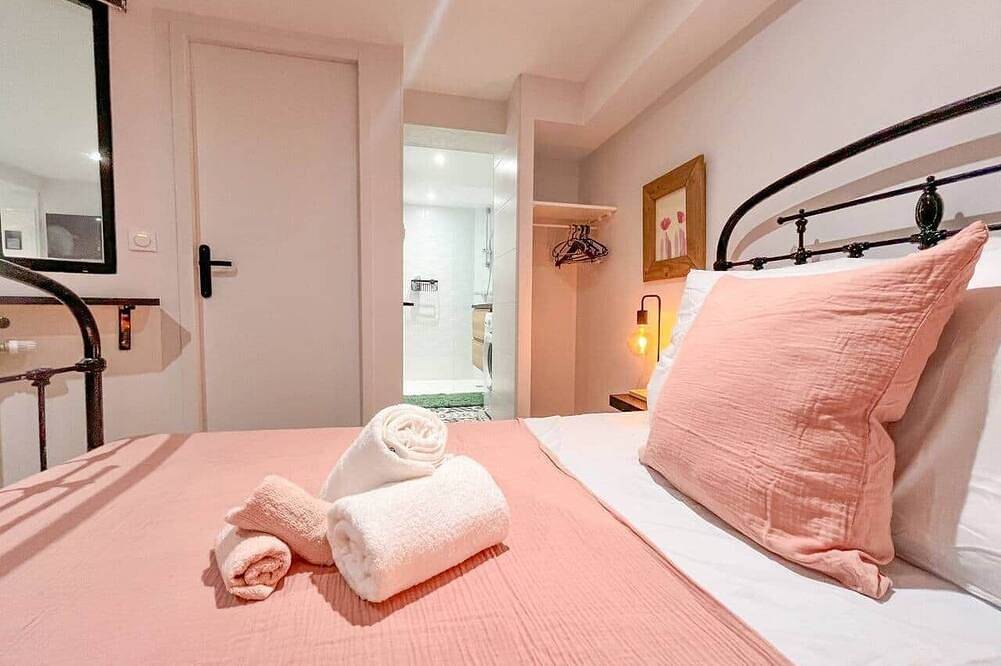 Entire apartment, Escape: Jacuzzi & Sauna in Tassin-la-Demi-Lune, Rhône