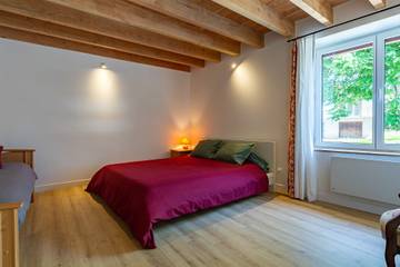 Gîte pour 9 personnes, avec jardin, animaux acceptés à Assieu