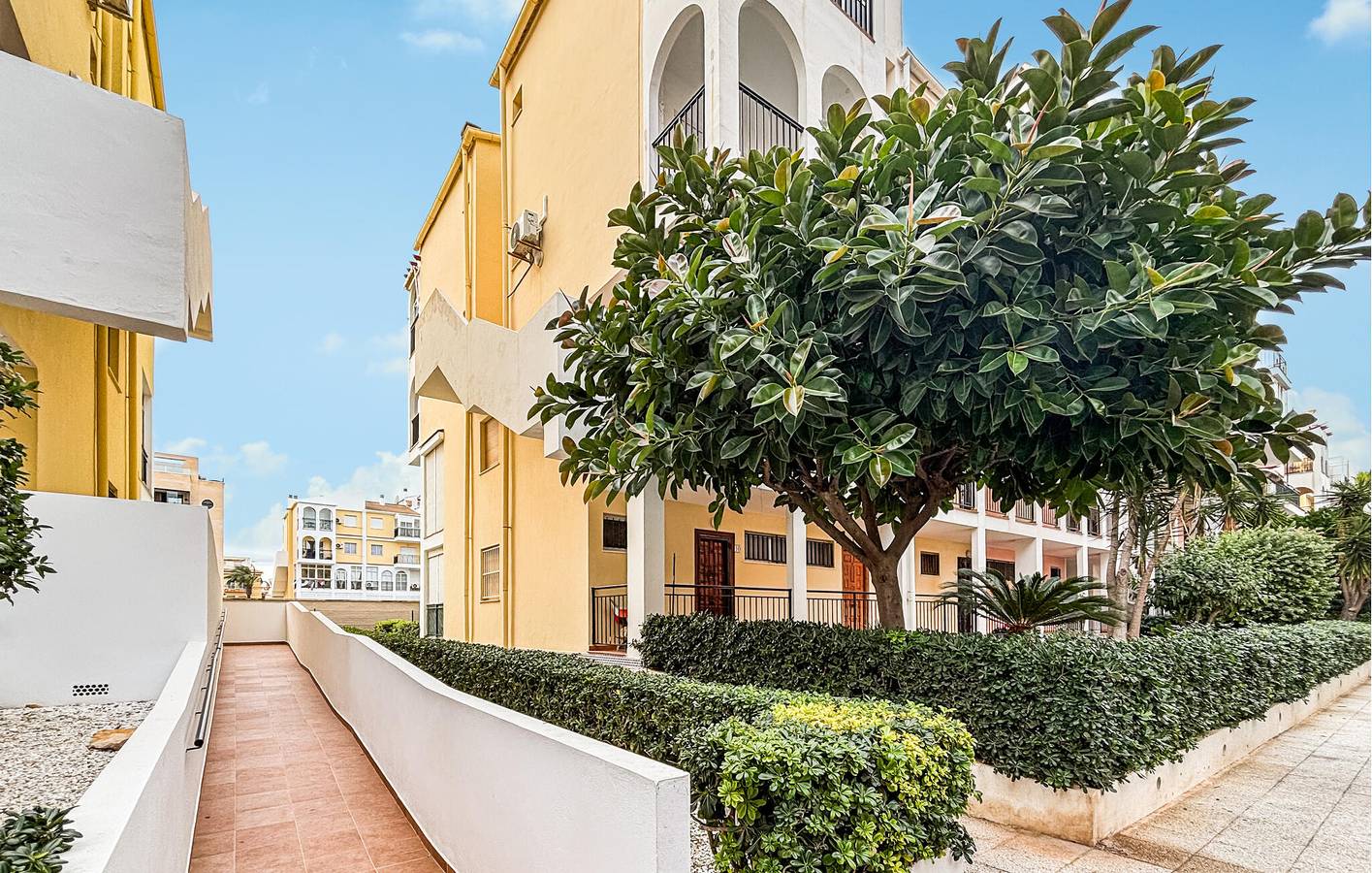 Entire holiday apartment, Sea View Apartment near Playa Punta Prima with Modern Amenities in Mar Azul Torrevieja, Torrevieja