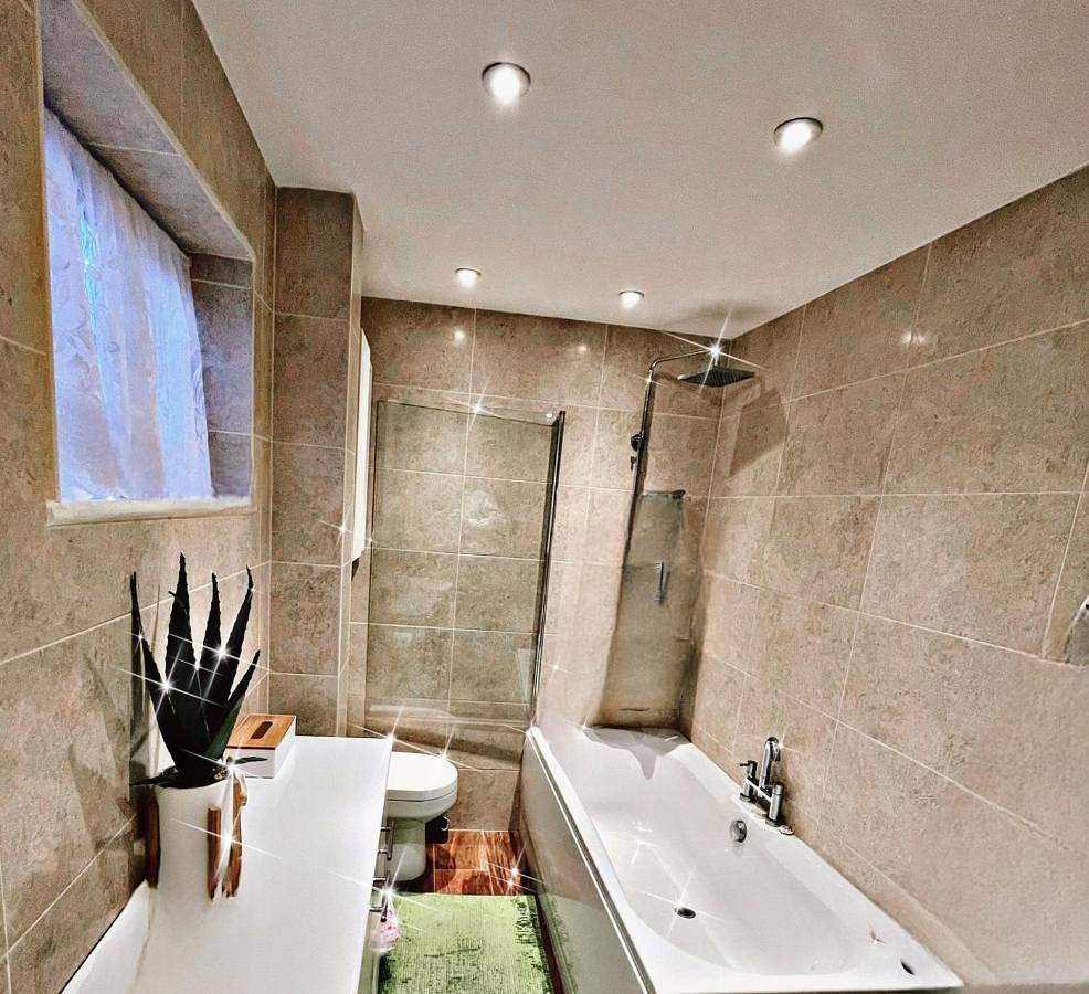 Four-Bedroom House in Banbury, Oxfordshire