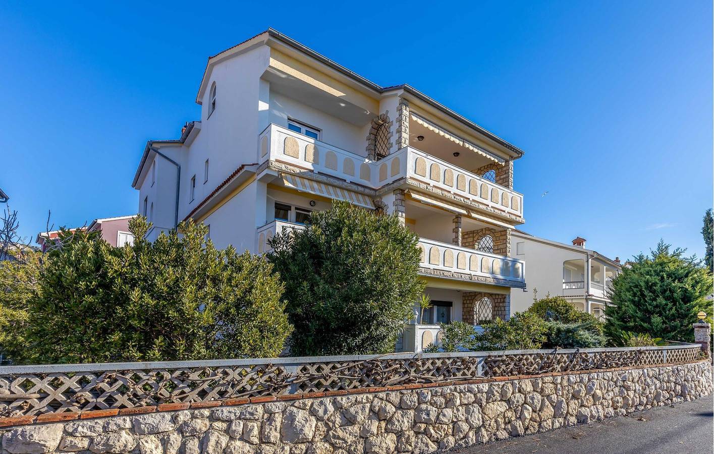 Ganze Ferienwohnung, Charmantes Apartment mit Terrasse und Parkplatz, 1,5 km vom FKK-Strand Kandarola entfernt in Palit, Rab