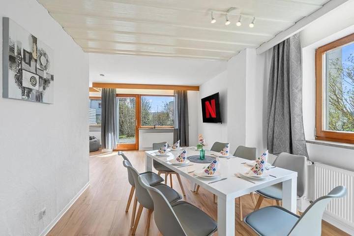 Ferienwohnung für 9 Personen, mit Balkon und Terrasse sowie Garten