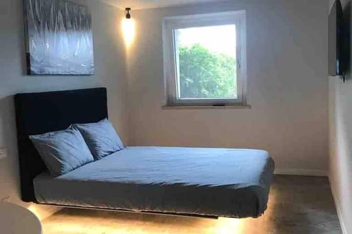 Ganze Wohnung, Apartment mit Seeblick und großer Hydromassage-Badewanne direkt im Schlafzimmer. in Torri del Benaco, Gardasee-Berge
