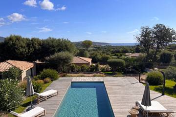 Location de vacances pour 8 personnes, avec jardin ainsi que piscine et terrasse, adapté aux familles dans Plage de Pinarello