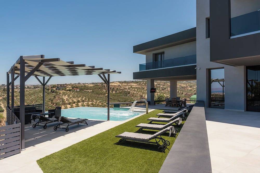 A Tranquil Gem with Panoramic Seaview & Easy Access to Heraklion Town in Iraklio-Heraklio region