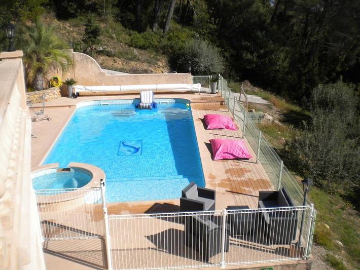 Appartement de vacances pour 6 personnes, avec Jacuzzi et Terrasse ainsi que Jardin et Piscine