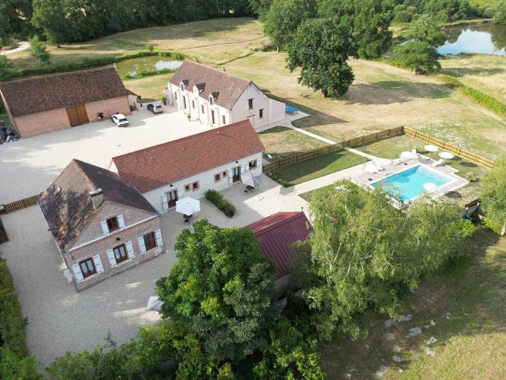Location de vacances pour 2 personnes, avec Terrasse et Jardin ainsi que Piscine et Vue à Marcilly-en-Gault